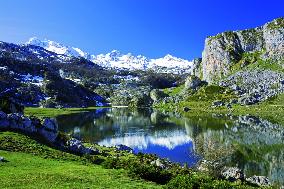 Lago Ercina en primavera - Parque nacional de Picos de Europa (Cangas de Ons)